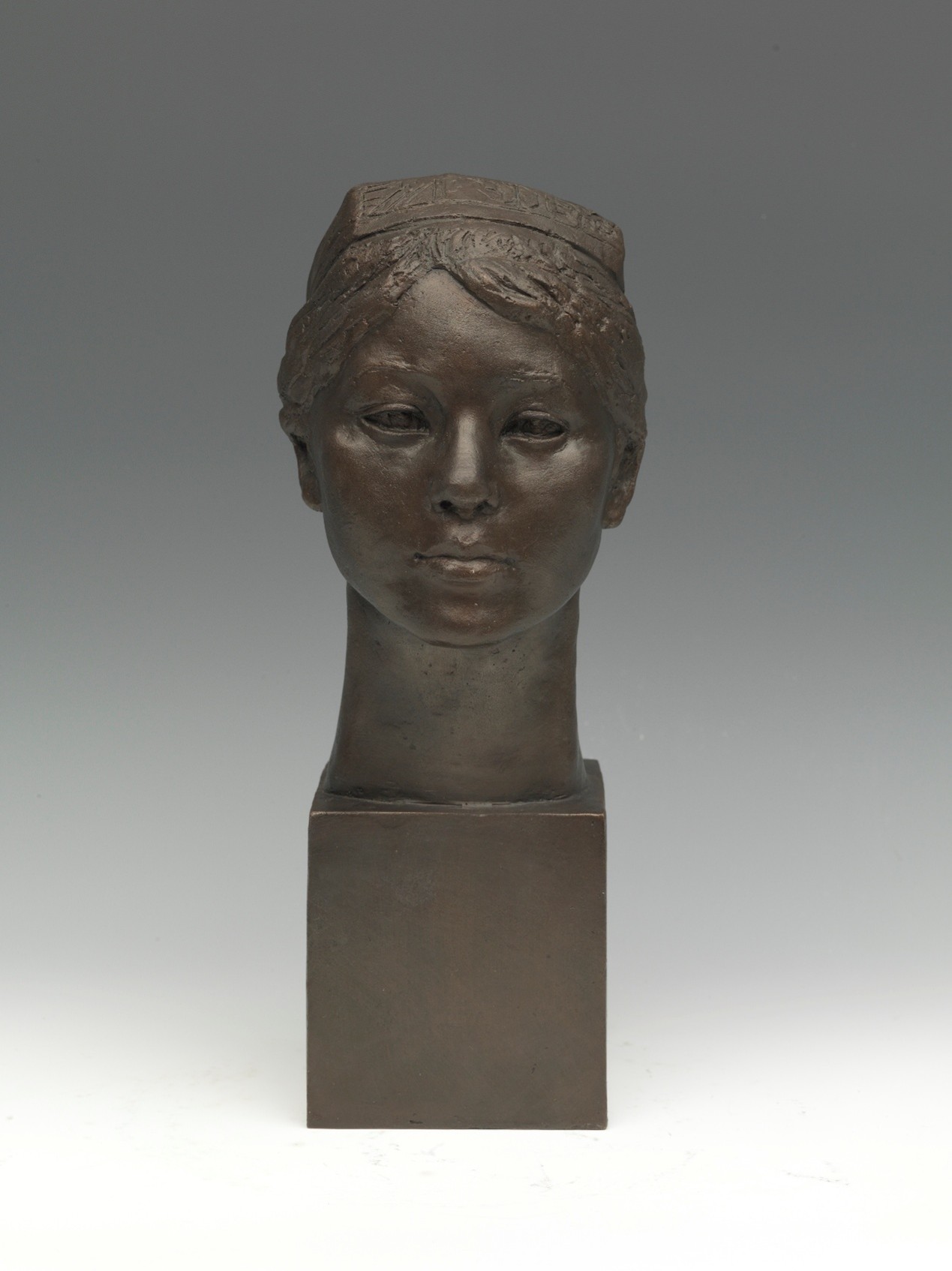 <h2>新疆女孩头像</h2><p>作者：王合内</p><p>创作年代：</p><p>规格：28cm×14cm×10cm</p><p>品类：雕塑</p>